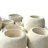 Floreira de concreto aparente texturizada em camadas com senso de profundidade, design de paisagismo, vaso decorativo para arranjo floral externo comercial