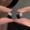 Nuevos Pendientes de Pinza Doble Simples de Nicho Pendientes Únicos Elegantes Pendientes de Lujo Ligero Geométricos de Color de Contraste Blanco y Negro