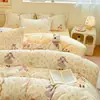 Juego de ropa de cama de cuatro piezas con forro polar, terciopelo de leche, ropa de cama cálida de invierno, sábana y funda de edredón lindas de dibujos animados, juego de tres piezas de felpa