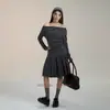 Camiseta listrada de ombro a ombro para outono, estilo coreano, casual, versátil, modeladora, blusa de manga comprida para usar por baixo