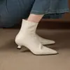 Botas Femininas Brancas Elegantes de Bico Fino em Couro Macio Genuíno Salto Gatinho Super Macias Botas Curtas de Pele de Cabra Salto Agulha Francês Salto Médio