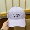 Boné de Baseball com Bordado de Letras Estilo Coreano 3D para Mulheres 2026 Novo Chapéu de Sol Casual que Deixa o Rosto Parecer Menor, Boné com Aba Protetor Solar Tendência