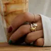Anillo irregular de ola cóncava-convexa estilo minimalista para mujer, nuevo diseño de nicho, anillo abierto ajustable versátil para mujer