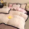 Juego de cuatro piezas de terciopelo de leche tallado, sábana bajera de forro polar coral engrosada, funda de edredón suave, sábana ajustable y juego de ropa de cama de tres piezas