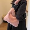 Bolso peludo para mujer, versátil para otoño e invierno 2026, nuevo bolso de moda para hombro cruzado, gran capacidad, bolso peludo de alta gama