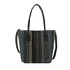 Bolsa de cubo cruzada de hombro colorida tejida elegante modelo nuevo de primavera y verano, empalme de color contrastante, moderna para vacaciones y uso diario para mujer, venta caliente