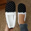 Mocasines de Peluche Retro con Borde de Lunares y Terciopelo Plus 2026 Cómodos Versátiles para el Trabajo Combinan con Faldas Zapato de Algodón Cálido de Cobertura Total para Personas Perezosas