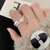Anel geométrico minimalista para mulheres, versátil para usar em camadas, estiloso e moderno, popular nas redes sociais, anel aberto único e fashion, anel para dedo indicador estilo ins