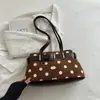 Bolsa Baguete de Bolinhas com Design de Nicho Coreano Feminina Nova Temporada Outono/Inverno 2026 Fivela de Couro Grande Capacidade Bolsa de Ombro Único