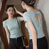 Top de mujer ajustado de algodón de verano al por mayor 210g 40 hilos estilo coreano con lazo en la espalda, corte en la espalda, hombros rectos, manga corta