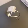 Estilo europeo y americano exagerado, pulsera abierta de banda ancha retorcida minimalista con un aire punk, brazalete versátil y sofisticado