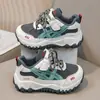 Zapatillas casuales de moda para niños, versátiles, de suela blanda, nuevo modelo de principios de otoño 2026, zapatillas de correr unisex para niños con retazos