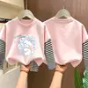 Camiseta de manga comprida para meninas, novo modelo outono 2026, blusa básica infantil, top super estiloso de duas peças falsas para meninas