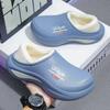 Chinelos de Algodão 2025 para Homens no Inverno Novos com Solado Grosso Aumentador de Altura Quentes Forrados com Lã Calcanhar de Saco Impermeável para Uso Externo à Prova de Frio Sapatos de Algodão Masculinos