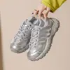 Sapatos casuais femininos de sola grossa com blocos de cor, nova coleção outono 2026, design com cadarço, versáteis e confortáveis, cabedal em couro, tênis dad shoes esportivos, tênis de corrida