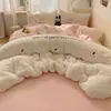 Conjunto de cama de quatro peças com bordado de veludo de leite de cordeiro espesso para outono e inverno, capa de edredom e lençol de cama de flanela de coral de desenho animado para dormitório individual