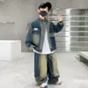 Otoño 2026 Nuevo Conjunto de Mezclilla Desgastada Estilo Vintage para Niños Pantalones de Guadaña para Niños Atuendo de Dos Piezas de Moda Tendencia