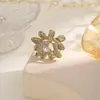 Broche Flor Rosa Cravejado com Diamantes de Alto Padrão e Elegante, Acessório de Roupa de Alto Padrão, Broche de Alfinete, Design de Nicho, Fecho Fixo