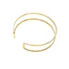 Pulsera de puño abierto cruzada, moderna y minimalista, con un diseño geométrico hueco, perfecta para superponer y con un ambiente playero bohemio.