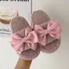 Chinelos Infantis 2026 Outono/Inverno Novos Chinelos de Algodão com Laço e Dedos Abertos para Meninas Roupa de Casa Chinelos Peludos de Inverno para Meninas Jovens Tendência