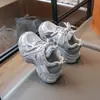Tendência Outono 2026 nova coleção de calçados infantis: tênis estilosos e populares estilo "dad shoes" para meninas, com malha respirável e design esportivo