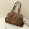 Bolsa Tote de Ombro/Axila Casual Grande Capacidade Moda 2026 Camurça Personalizada com Tachas Estilo Europeu e Americano para Mulheres