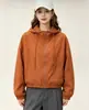Nova jaqueta com capuz de outono com um design estiloso para mulheres petites, casaco trench curto casual de zíper folgado para trabalho para mulheres