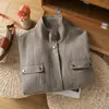 Estilo relajado y casual: una chaqueta de trabajo ligera de mezcla de algodón y lino con un diseño inspirado en la caza