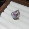 Anillo Popular Europeo y Americano Ligero de Lujo Forma de Gota de Agua Completo de Diamantes Artesanía Pesada Sentido del Diseño Anillo para el Dedo Índice Sensación de Gama Alta de Nicho Anillo de Piedra Preciosa de Color