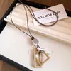 Colar com cordão de couro retrô e pingente oval, um acessório de moda luxuoso e estiloso, perfeito para combinar com suéteres, uma joia única e versátil para mulheres