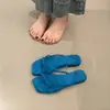 Pantuflas Chuyuji estilo francés brisa de verano para mujer, nuevas sandalias planas de dedo de verano 2026 con finas tiras plateadas