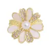 Broche Pequeño de Margarita Estilo Chino Perla Diamante de Imitación Aleación Pin de Crisantemo Accesorios para Ropa Fabricante de Bricolaje Broche de Esmalte