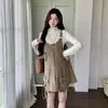 Conjunto de saia com suspensório para maternidade para outono e inverno, saia curta cáqui + blusa interna branca, conjunto de duas peças em estilo workwear com bolsos para cobrir a barriga