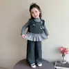 Conjunto de tres piezas a la moda estilo coreano para niñas con volantes, nueva colección otoño 2026, elegante conjunto de chaleco y pantalones de pierna ancha para niñas pequeñas