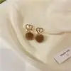 Pendientes de Pompones Corazón de Amor Aguja de Plata S925 Novedad Otoño/Invierno 2025 Moda Simple Versátiles Pendientes de Clip para Mujeres Sin Lóbulos Perforados