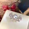 Nuevo Anillo de Perlas con Cuentas de Concha Retro de Diamante de Alto Carbono para Mujer, Dedo Índice Abierto, Lleno de Flores de Zirconia de Diamante, Fresco y Elegante, Combina con Todo