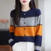 Cárdigan suéter de rayas color block estilo coreano, un nuevo diseño de otoño/invierno para mujer, una prenda exterior corta de punto súper elegante que proporciona calor