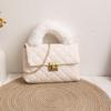 Bolso pequeño al por mayor para mujer, nuevo bolso cuadrado pequeño de felpa simple de 2022, bolso de cadena bordado de la generación de explosión del sudeste asiático para mujer