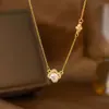 Venta Caliente Internacional Transfronteriza Tema de Moda Personalizado Micro-incrustación de Zirconio Completo V Grande Clásico Acero Titanio Chapado en Oro Real de 18K Colgante Clavícula