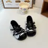 Outono 2026 Nova Moda Fivela de Couro Tira Cruzada Sapatos de Couro para Bebê Menina Bolinhas Laço Pequeno Sapatos Individuais Infantis