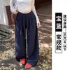 Calça casual feminina cinza com cintura elástica e cordão, modelagem solta, afina a silhueta, perna reta, comprimento até o chão, calça de moletom