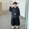Conjunto de Outono para Meninos Jaqueta Listrada Moletom com Capuz Calça de Pernas Largas Conjunto de Três Peças 2026 Novo Conjunto Casual Solto Infantil