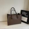 Bolsa pequena com textura de design de nicho feminina 2025 nova moda bolsa de ombro versátil transversal bolsa quadrada pequena simples