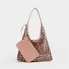 Bolso de mujer de gran capacidad 2026 nuevo bolso de mano de moda con estampado de leopardo, bolso de hombro de alta gama, bolso de estilo retro para chicas a la moda