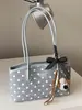 Nuevo bolso coreano de moda estilo lunares tipo baguette, a la moda y elegante, popular bolso de hombro y para llevar debajo del brazo para el trabajo, principios de otoño 2026