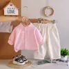 Conjunto de camisa de rayas azul para bebé niño estilo coreano con cuello mao, conjunto de dos piezas de camisa holgada para bebé de primavera y otoño estilo coreano, moderno