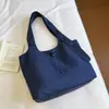 Bolsa de nylon de cor sólida, retrô, casual, versátil, resistente à água para o inverno de 2026, novo estilo para o dia a dia com toque de alta qualidade, bolsa de ombro