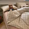 Conjunto de cama simples de quatro peças xadrez listrado para uso doméstico, novo modelo 2026 lençol e capa de edredom, conjunto de cama de três peças para dormitório estudantil