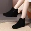 Novas botinhas de acabamento fosco, botas casuais femininas de cano curto, salto baixo, antiderrapantes, bico redondo, botas estilo Martin, coleção outono/inverno 2026, botas femininas de algodão com forro de lã