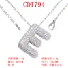 Moderna y Versátil Colgante de Alfabeto Inglés de 26 Letras con Microincrustaciones de Cobre Puro Cadena para Clavícula Suministro Directo Joyería de Collar para Mujer